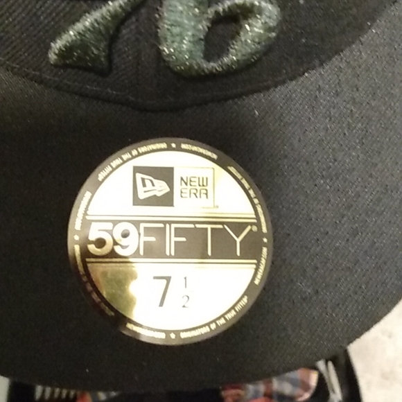 Vintage East Coast college sports snapbacks. - Picture 14 of 17